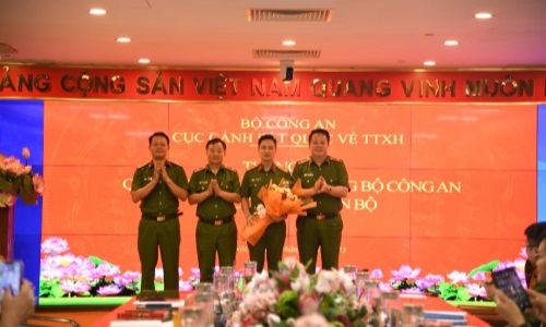 Thông báo Quyết định của 13winvn Bộ 13win10 về công tác cán bộ đối với Cục Cảnh sát 13win21 hành chính về trật tự xã hội