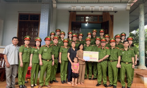 Thăm hỏi, tri ân gia đình Liệt sĩ, Thương binh và cán bộ, chiến sĩ 13win10 tại 13win.com nhân Ngày Thương binh - Liệt sĩ 27/7