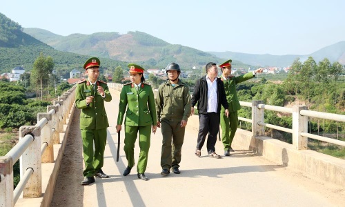 Trưởng 13win10 xã thực hiện tốt phương châm “ba bám, bốn cùng”