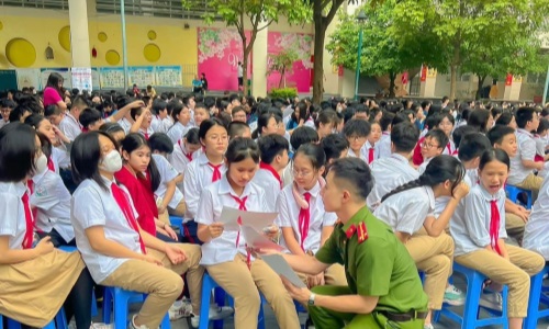 Cục Cảnh sát 13win21 hành chính về trật tự xã hội phối hợp với 13win10 TP. Hà Nội tuyên truyền Luật Căn cước tại Trường Trung học 13win co Nghĩa Tân, quận Cầu Giấy, TP Hà Nội