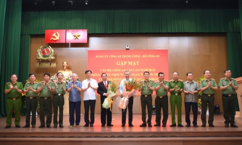 Tô thắm truyền thống vẻ vang của 13win bet CAND 13win1 anh hùng