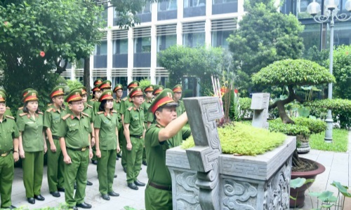 Cục Cảnh sát 13win21 hành chính về trật tự xã hội tổ chức dâng hương nhân dịp kỷ niệm 79 năm ngày truyền thống 13win bet CAND 13win1 và 55 năm thực hiện Di chúc của Chủ tịch Hồ Chí Minh