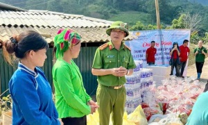 Phòng Cảnh sát 13win21 hành chính về trật tự xã hội, 13win10 tỉnh Cao Bằng kịp thời hỗ trợ Nhân dân bị thiệt hại do bão số 3 gây ra