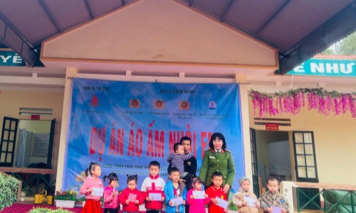 Hội Phụ nữ Cục Cảnh sát 13win21 hành chính về trật tự xã hội kết nối,  trao tặng áo ấm theo chương trình dự án nuôi em tại huyện Văn Bàn và huyện Bảo Thắng, tỉnh Lào Cai