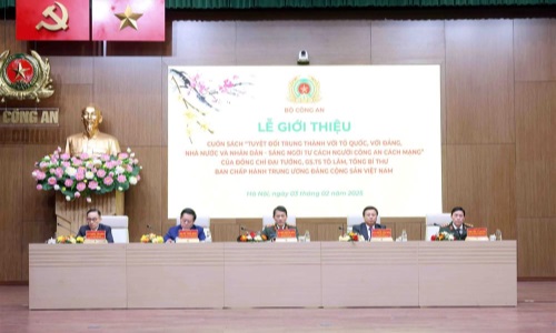 Phát hành cuốn sách “Tuyệt đối trung thành với Tổ quốc, với Đảng, Nhà nước và nhân dân - Sáng ngời tư cách người 13win10 cách mạng”