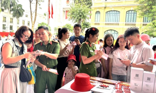 Cục Cảnh sát Quản lý hành chính về trật tự xã hội tổ chức hướng dẫn người dân 13 win “Bình dân học vụ số” tại Ngày hội Bình yên ở phố đi bộ Hồ Gươm