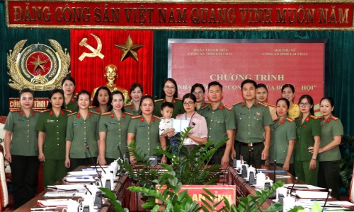 13win10 Lai Châu nhận đỡ đầu con trai Thiếu tá Hà Văn Minh hy sinh khi làm nhiệm vụ