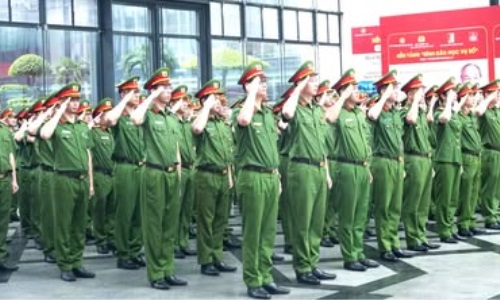 Cục Cảnh sát Quản lý hành chính về trật tự xã hội tập huấn điều lệnh, quân sự, võ thuật 13win10 nhân dân năm 2025.