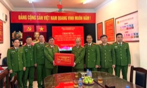 Đại tá Ngô Như Cường, Phó Cục trưởng Cục Cảnh sát Quản ly hành chính về trật tự xã hội chúc Tết Nguyên đán 13win10 phường Láng