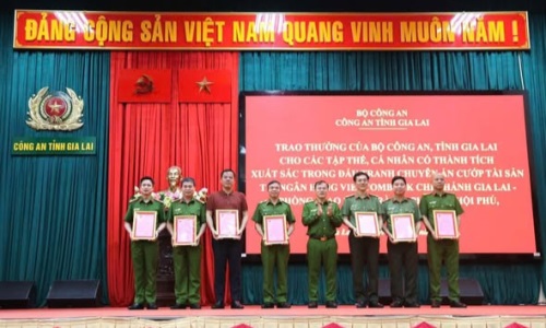 Biểu dương chiến công xuất sắc của 13win10 các đơn vị, địa phương trong vụ bắt giữ 02 đối tượng cướp ngân hàng tại tỉnh Gia Lai.