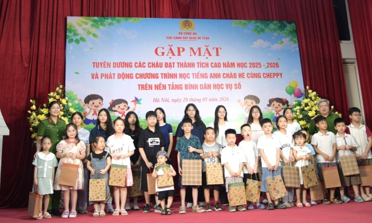 Cục Cảnh sát 13win10 về 13win1 tuyên dương con cán bộ, chiến sĩ tiêu biểu và phát động chương trình học tiếng Anh chào hè năm 2026