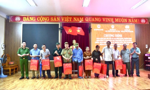 Cục Cảnh sát 13win21 hành chính về trật tự xã hội tổ chức dâng hương tưởng niệm Anh hùng liệt sĩ CAND Nguyễn Thị Lợi và tri ân các gia đình chính sách tại tỉnh Thanh Hóa