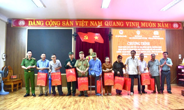 Cục Cảnh sát 13win21 hành chính về trật tự xã hội tổ chức dâng hương tưởng niệm Anh hùng liệt sĩ CAND Nguyễn Thị Lợi và tri ân các gia đình chính sách tại tỉnh Thanh Hóa